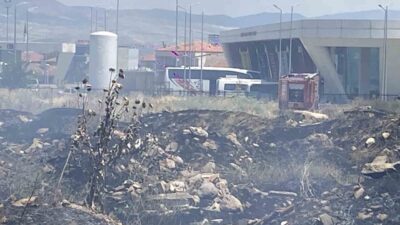 Alaşehir ilçesinde meydana gelen ot yangını büyük endişeye yol açtı.
