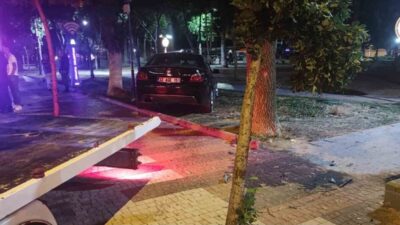 Isparta’da bir sürücü, gece saatlerinde Bahçelievler Mahallesi Süleyman Demirel Bulvarı’nda