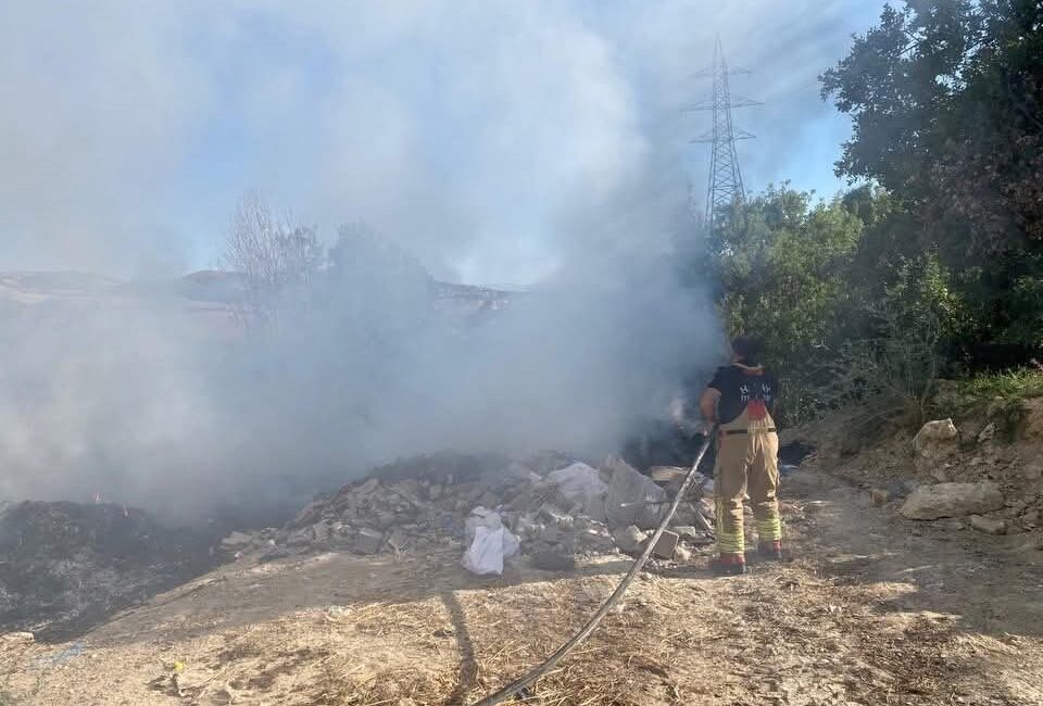 Altınözü ilçesinin Seferli Mahallesi’nde meydana gelen yangın, hızlı bir şekilde
