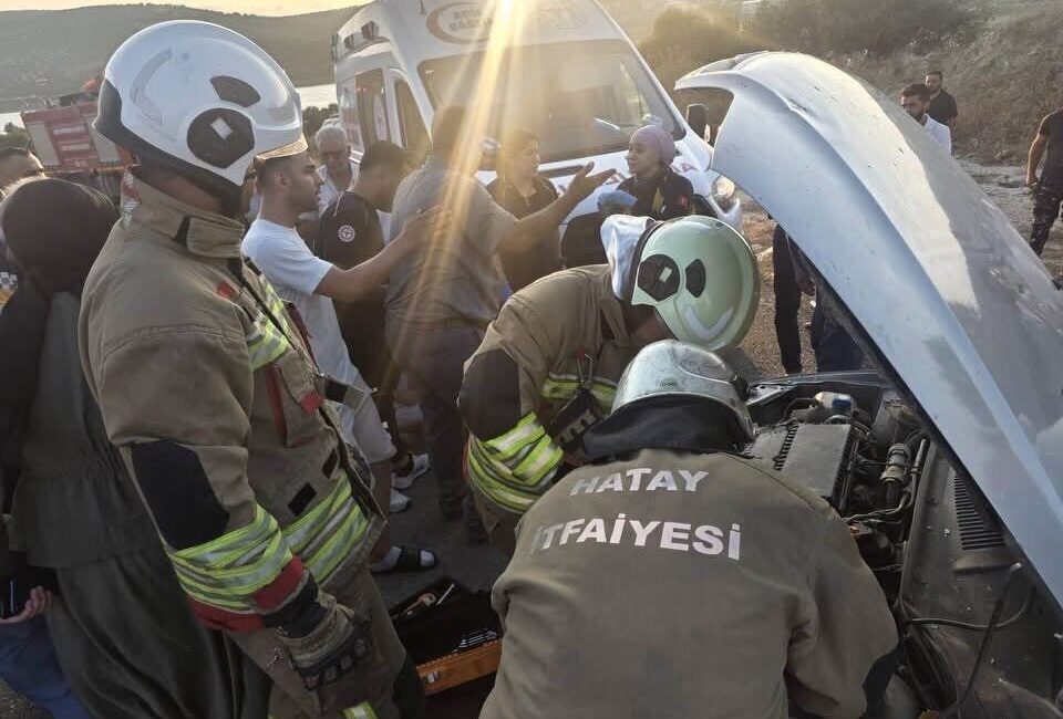 Hatay’ın Altınözü ilçesinde meydana gelen trafik kazasında, Kurtmezraası Mahallesi’nde kafa