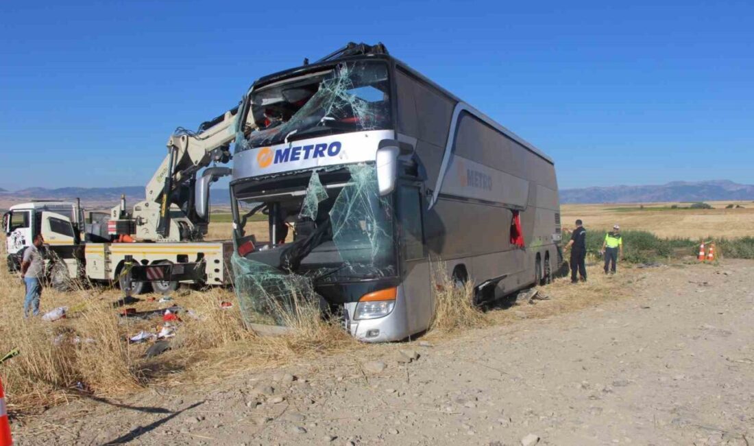 Amasya’nın Merzifon ilçesinde, Metro Turizm’e ait çift katlı bir yolcu