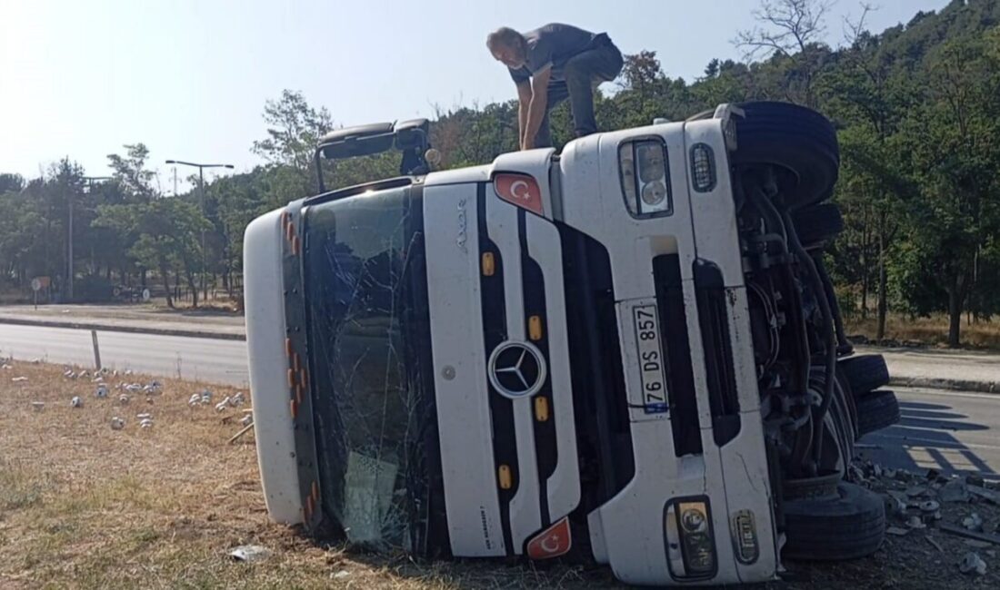 Amasya’nın Taşova ilçesinde meydana gelen trafik kazasında, elektronik eşyalar yüklü