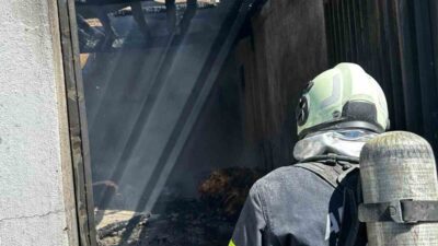 Adıyaman’da bir evin ambar ve çatısında çıkan yangın korku ve