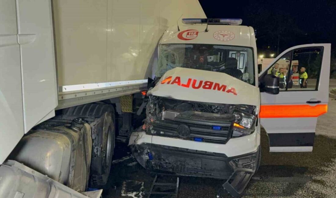 Samsun’un İlkadım ilçesinde meydana gelen trafik kazasında, ambulans ile tırın