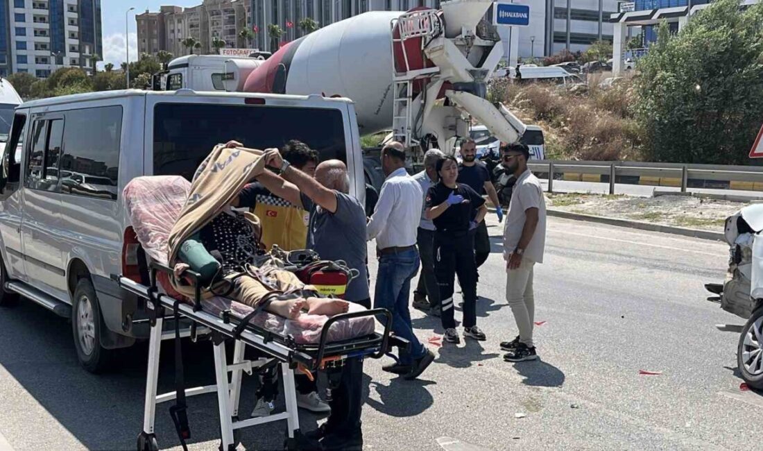 Hatay ilinde meydana gelen kazada ambulans ile 4 araç çarpıştı