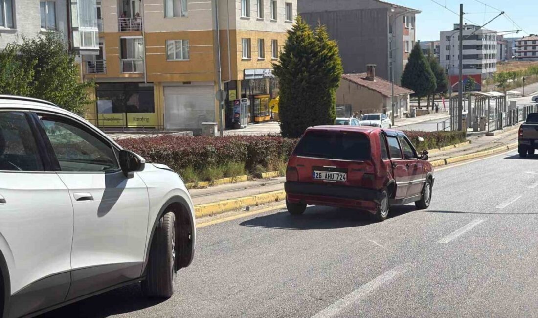Eskişehir’de yaşanan bir trafik kazasında, bir aracın ani manevrası nedeniyle