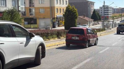 Eskişehir’de yaşanan bir trafik kazasında, bir aracın ani manevrası nedeniyle