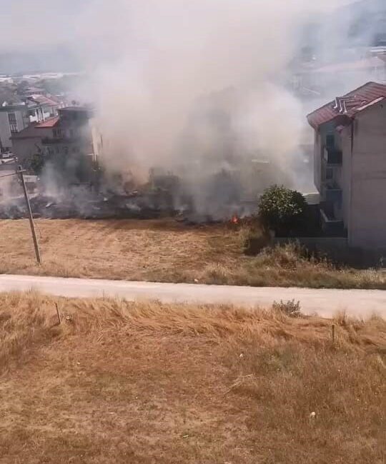 İnegöl ilçesinde meydana gelen anız yangınında yaklaşık 20 dönüm tarım