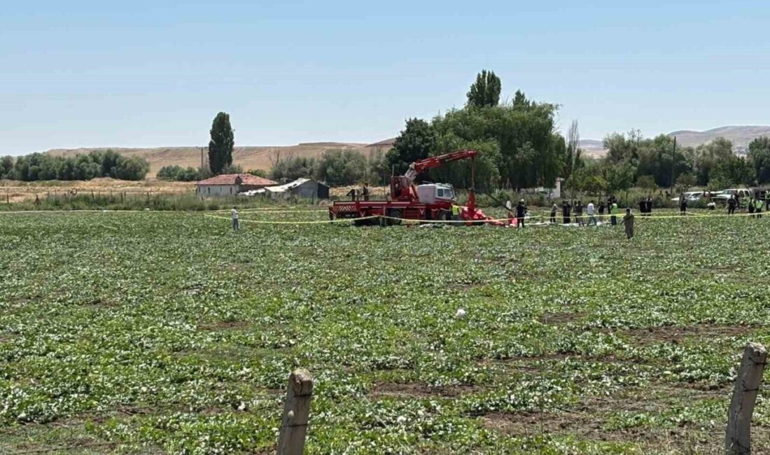 Ankara’nın Sincan ilçesinde R-44 tipi eğitim helikopterinin düşmesi sonucu meydana