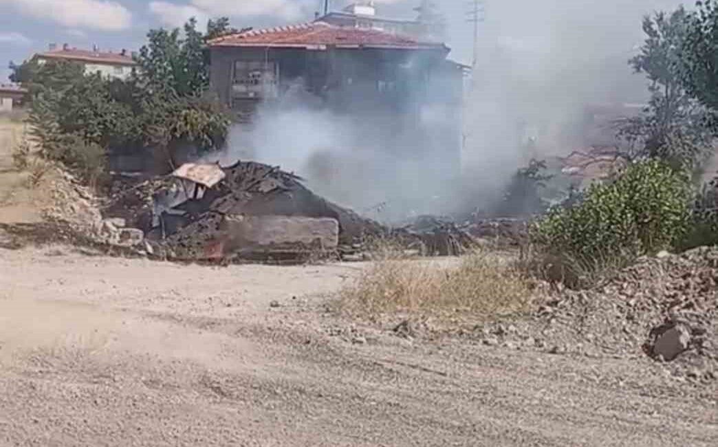 Ankara’nın Altındağ ilçesinde, yabani otları temizlemek amacıyla başlatılan ateş, kontrolün