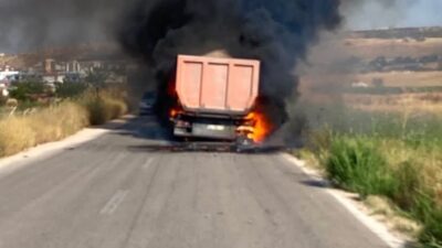 Ankara’nın Sincan ilçesinde bir tır seyir halindeyken alev aldı. Olay,