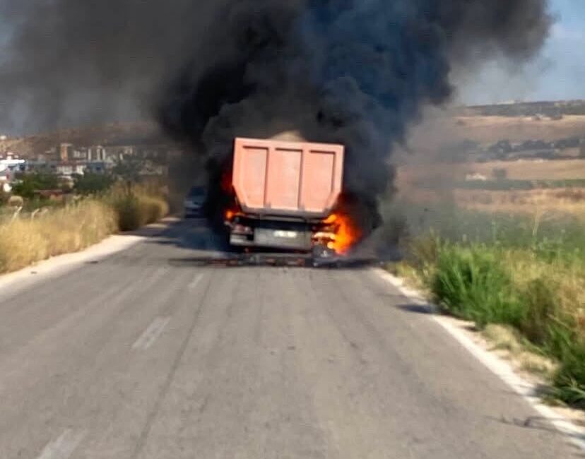 Ankara’nın Sincan ilçesinde bir tır seyir halindeyken alev aldı. Olay,