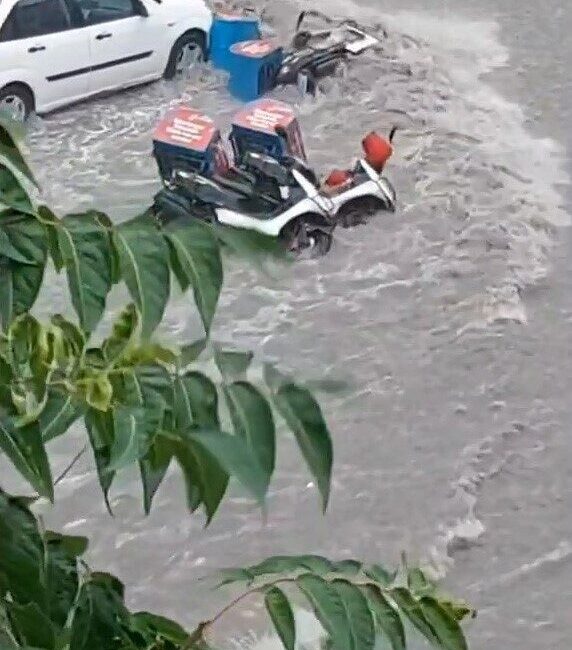Ankara’da bugün sabah saatlerinde meydana gelen şiddetli yağışlar, kurye motosikletlerinin