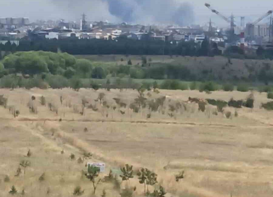 Ankara’nın Yenimahalle ilçesinde geniş bir arazide başlayan ot yangını, ekiplerin