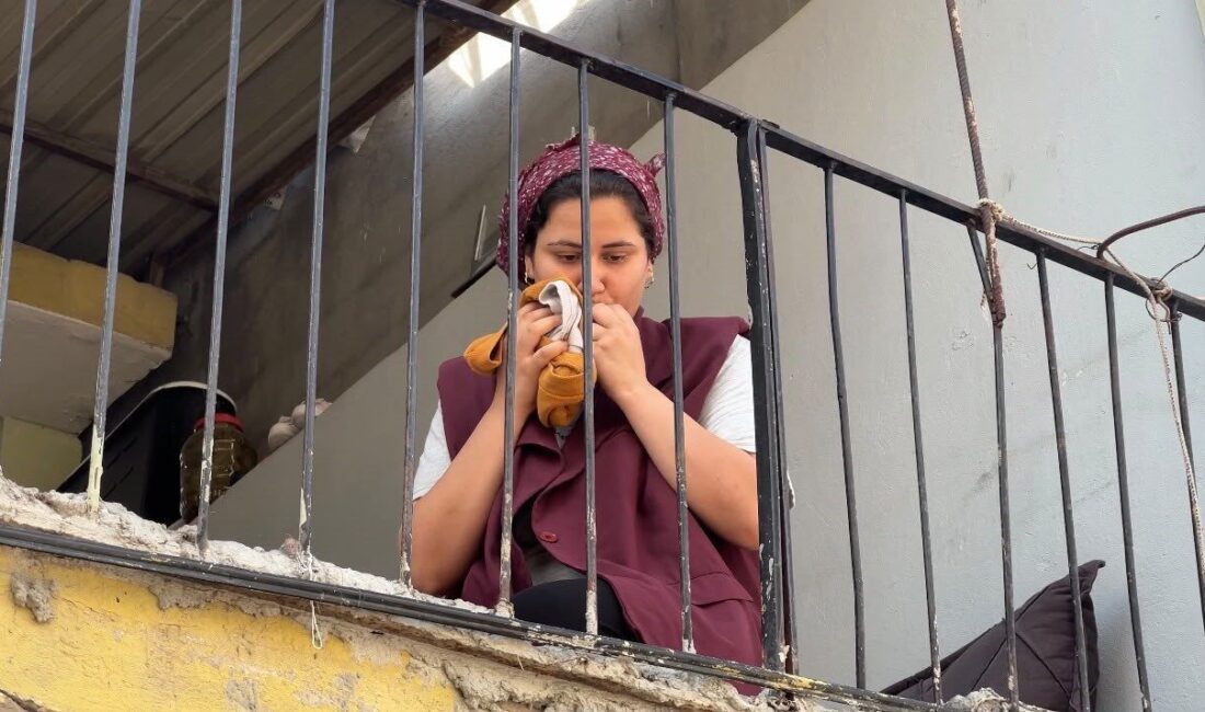 Mersin şehrinde, 1,5 yaşındaki bir çocuk, balkon demirlerine tutunurken, demirlere