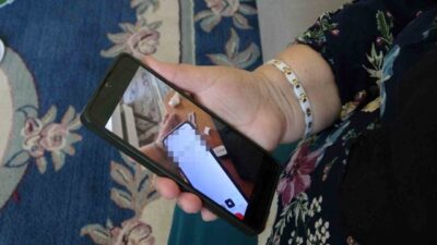 Antalya’da yaşayan bir yaşlı kadın, telefon dolandırıcılarının kızının müdahalesiyle dolandırılmaktan