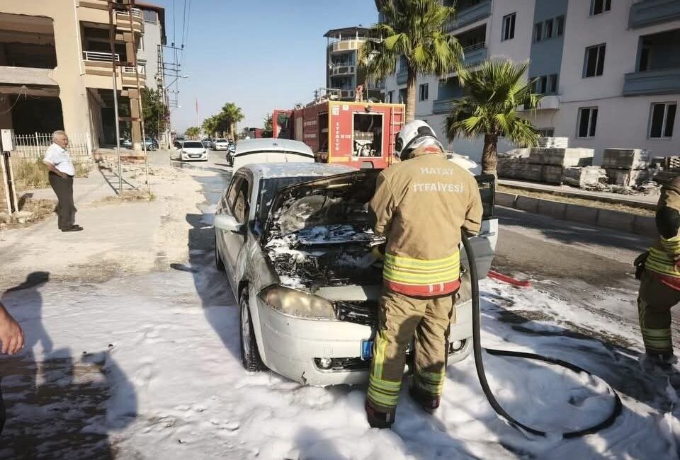 Hatay’ın Antakya ilçesine bağlı Serinyol Mahallesi’nde seyir halindeyken motor kısmı