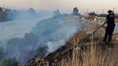 Antakya ilçesinde Asi Nehri kıyısındaki sazlık alanda çıkan yangın, ekiplerin