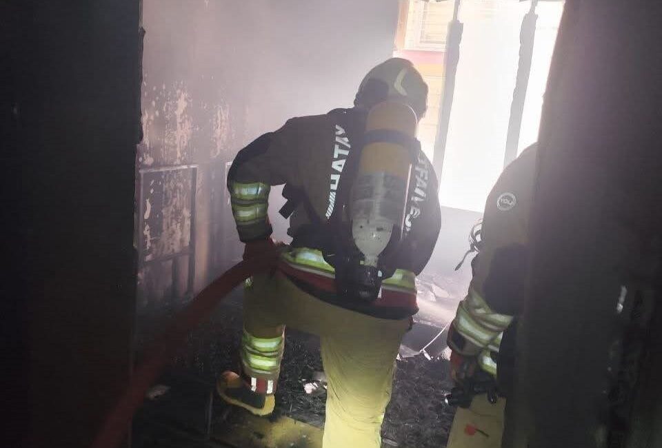 Antakya ilçesine bağlı Serinyol Mahallesi’nde bir evde çıkan yangın kısa