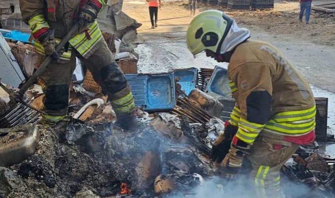 Antakya ilçesinde inşaat malzemelerinin bulunduğu bir alanda çıkan yangın, itfaiye
