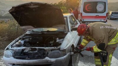 Antakya ilçesine bağlı Karaksı Mahallesi’nde seyir halindeyken motor kısmı alev