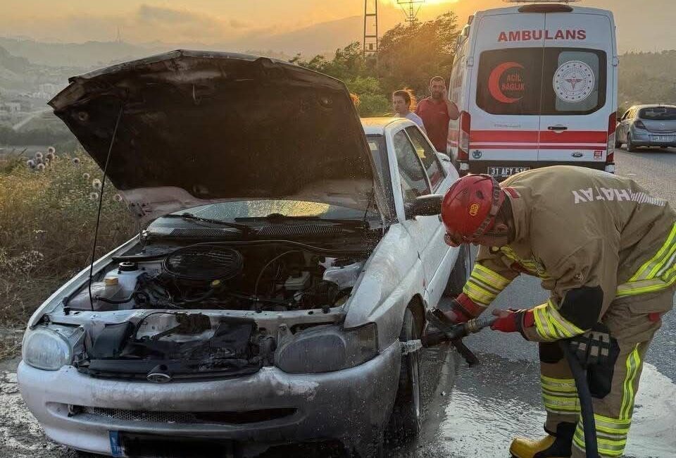 Antakya ilçesine bağlı Karaksı Mahallesi’nde seyir halindeyken motor kısmı alev