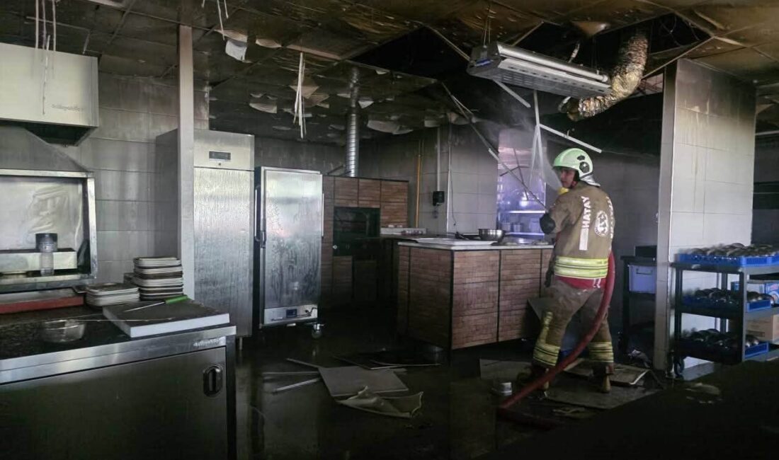 Antakya ilçesindeki bir restoranın baca kısmında çıkan yangın, itfaiye ekiplerinin