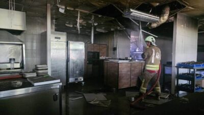 Antakya ilçesindeki bir restoranın baca kısmında çıkan yangın, itfaiye ekiplerinin