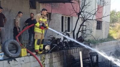 Antakya ilçesine bağlı Narlıca Mahallesi’nde bir evin önünde motosiklet ve