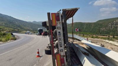 Antalya-Konya yolunda Beydiğin Mahallesinde meydana gelen kazada bir tır devrildi