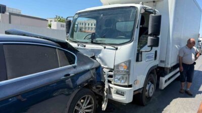 Serik ilçesinde meydana gelen trafik kazasında 3 araç birbirine girdi