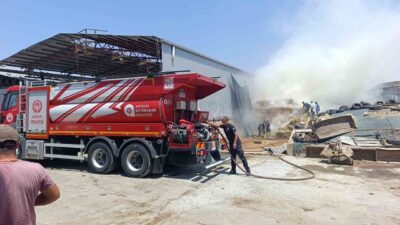 Manavgat’ta meydana gelen bir yangında, bir besihane çatısında yapılan demir