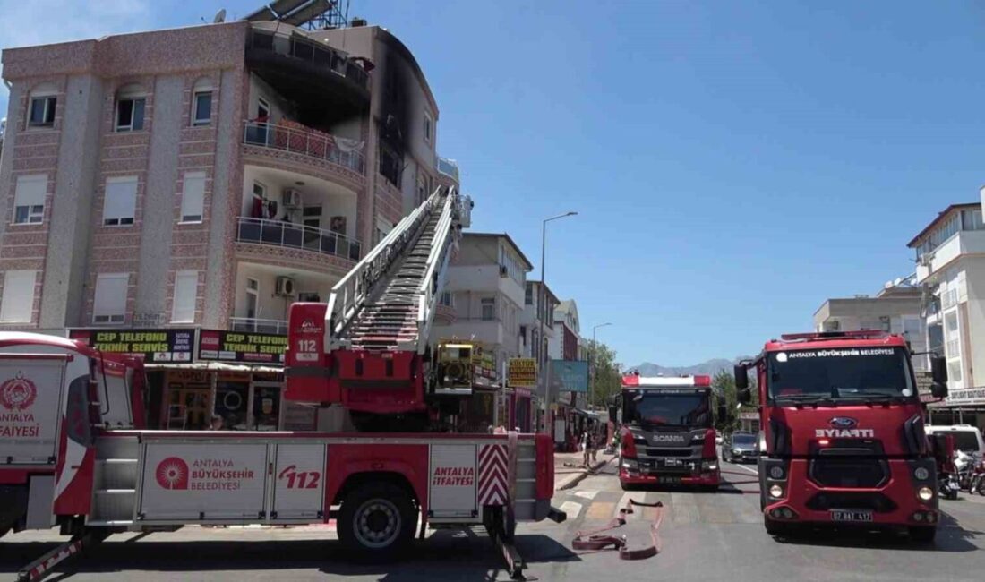Antalya’nın Kepez ilçesinde bir apartmanın üst katında çıkan yangın korkuya