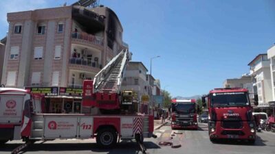 Antalya’nın Kepez ilçesinde bir apartmanın üst katında çıkan yangın korkuya