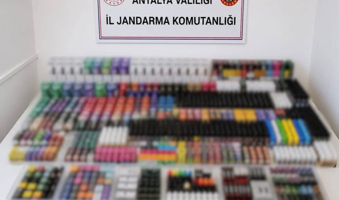 Alanya ilçesinde Jandarma tarafından gerçekleştirilen bir operasyonda yüzlerce kaçak elektronik