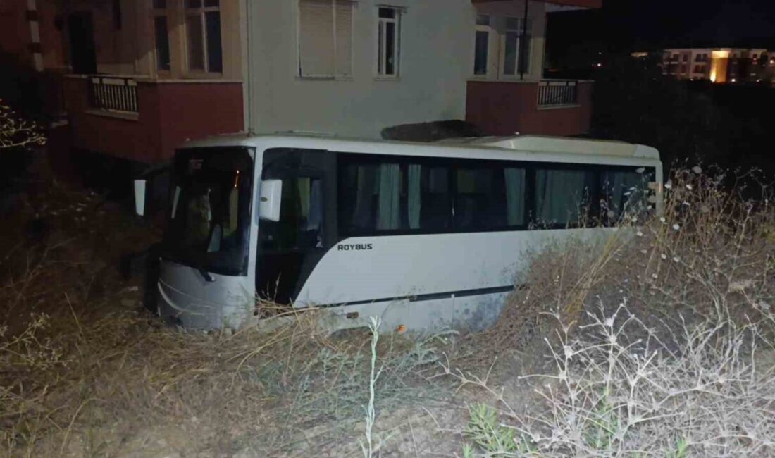 Manavgat ilçesinde midibüs ile otomobilin çarpışması sonucu 6 kişi yaralandı.