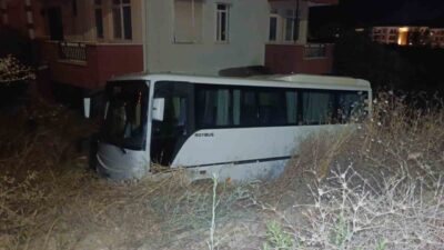 Manavgat ilçesinde midibüs ile otomobilin çarpışması sonucu 6 kişi yaralandı.