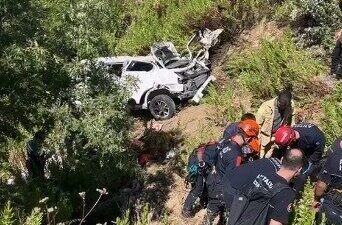 Manavgat ilçesinde, araçları uçuruma devrilen 5 kişi yaşamını yitirirken, 2