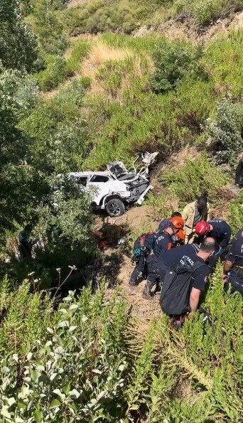 Manavgat ilçesinde, araçları uçuruma devrilen 5 kişi yaşamını yitirirken, 2