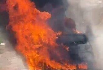 Antalya’nın Serik ilçesinde bir otomobil seyir halindeyken motor kısmından alev