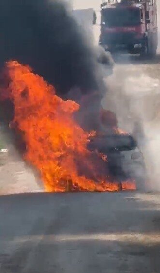 Antalya’nın Serik ilçesinde bir otomobil seyir halindeyken motor kısmından alev