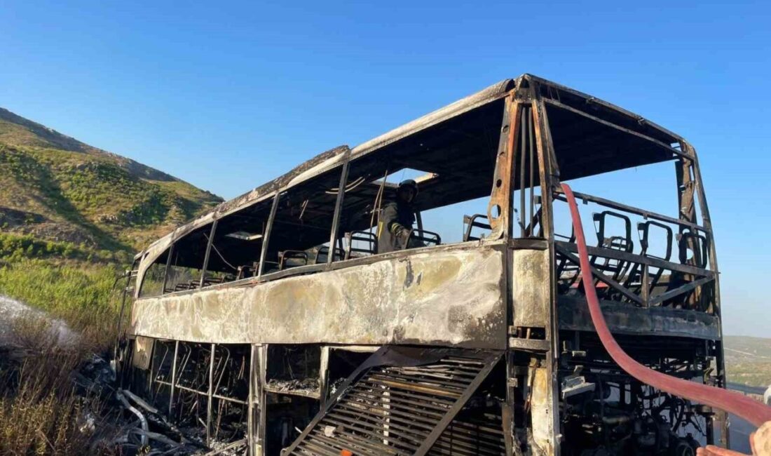 Antalya’da seyir halindeki bir yolcu otobüsü aniden alev aldı ve