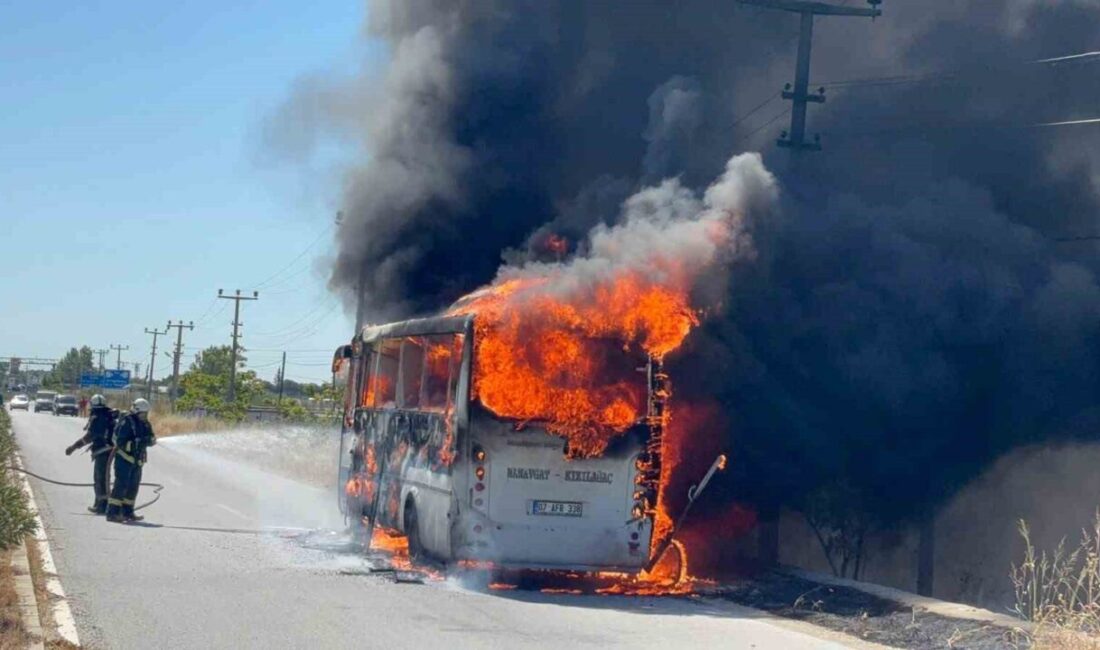 Antalya’nın Manavgat ilçesinde seyir halindeki bir yolcu midibüsü, motor bölümünden