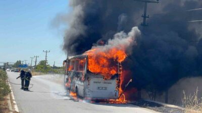 Antalya’nın Manavgat ilçesinde seyir halindeki bir yolcu midibüsü, motor bölümünden