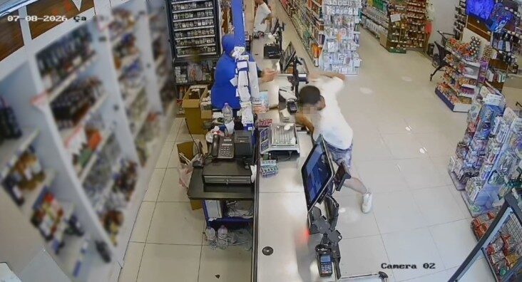 Antalya’nın Alanya ilçesinde bir market soygunu gerçekleşti. 10 yaşındaki bir