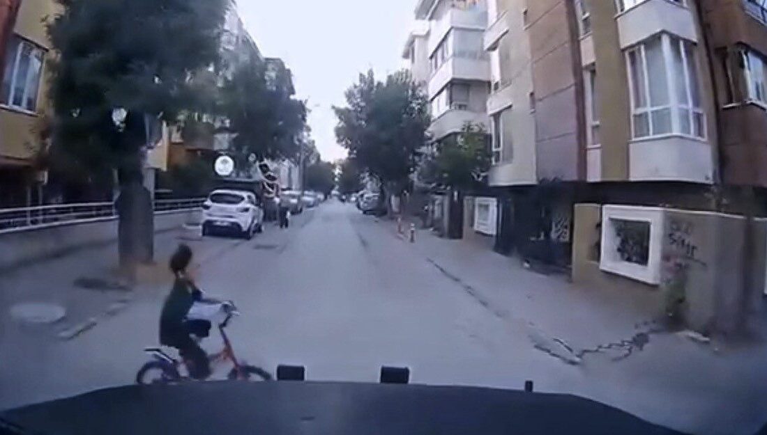 Eskişehir’de bir aracın önüne ansızın çıkan bisiklet sürücüsü, sürücünün çabuk