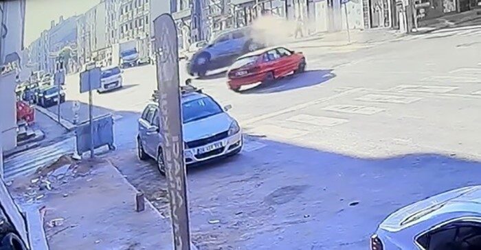 Tepebaşı ilçesinde meydana gelen trafik kazasında hafif ticari aracın devrilmesi