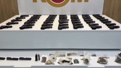 Samsun’da polis ekipleri tarafından durdurulan bir araçta gizli bölmelerde bulunan