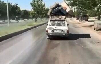 Elazığ’da, bir vatandaşın aracının tavanına bağladığı malzemelerle tehlikeli bir şekilde