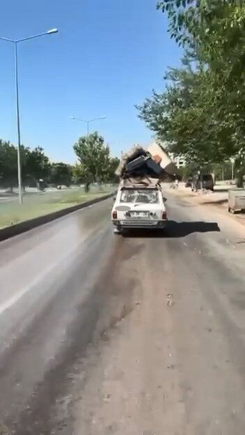 Elazığ’da, bir vatandaşın aracının tavanına bağladığı malzemelerle tehlikeli bir şekilde